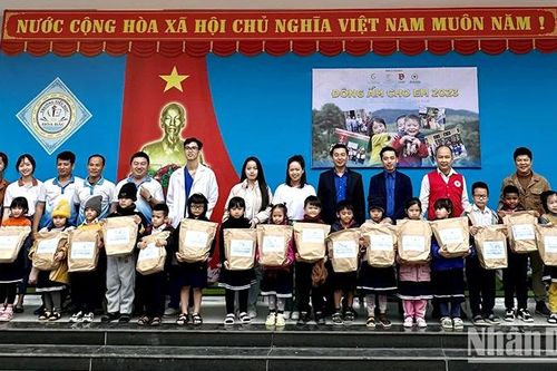 Đà Nẵng: Trao tặng 533 suất quà cho học sinh khó khăn