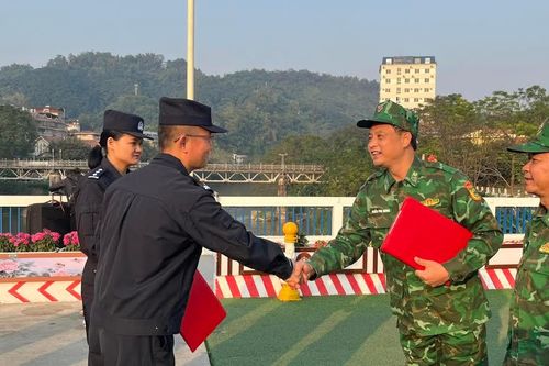Lào Cai: Hợp tác tuần tra, kiểm soát biên giới phòng, chống buôn lậu