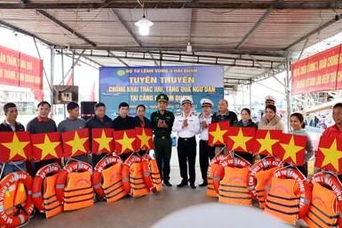 Vùng 3 Hải quân thăm, tặng quà ngư dân tại Quảng Nam