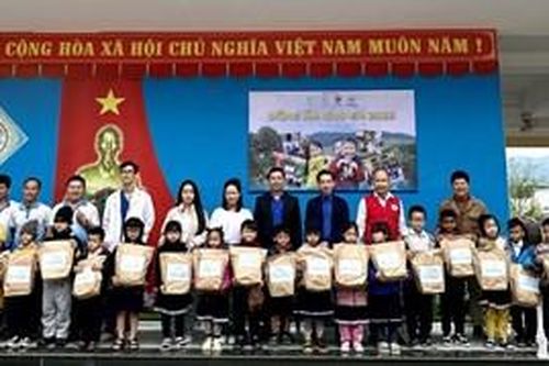 Đà Nẵng: Tặng hơn 500 suất quà cho học sinh khó khăn