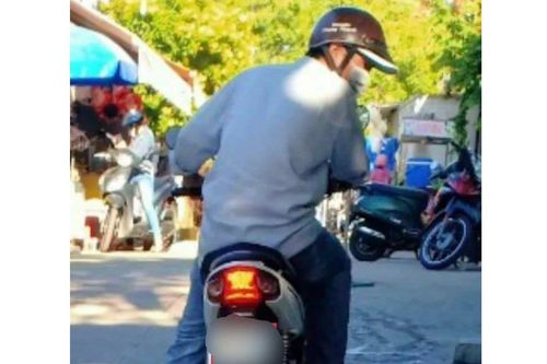 Bảo vệ trường học kịp thời phát hiện học sinh lớp 1 bị người lạ ẵm lên xe