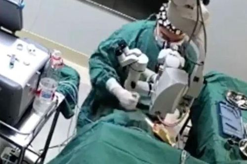 Bệnh nhân không nghe lời, bác sĩ tát mạnh ngay khi phẫu thuật