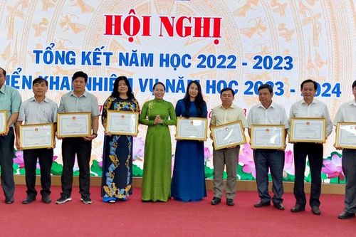 Thi đua khen thưởng trong trường học: 'Giật gấu vá vai'