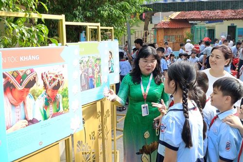 Sở GD&ĐT TPHCM ra văn bản chấn chỉnh thu học phí không dùng tiền mặt