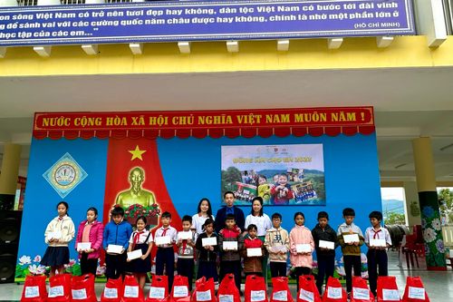 Tặng hơn 500 suất quà, học bổng cho học sinh có hoàn cảnh khó khăn ở Đà Nẵng
