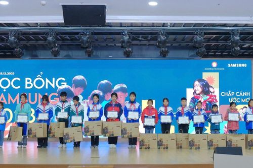 Thái Nguyên trao học bổng 'Chắp cánh ước mơ Samsung' cho học sinh vượt khó