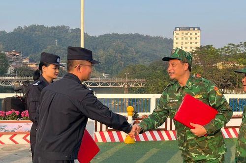 Hợp tác tuần tra, kiểm soát biên giới phòng chống buôn lậu