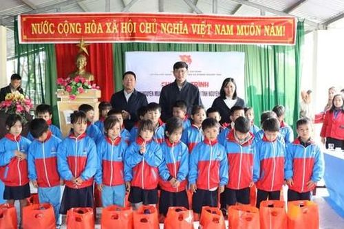 Mang Xuân tình nguyện đến với học sinh và người dân vùng sâu, vùng xa
