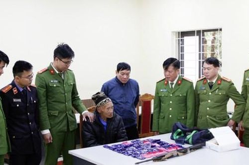 Đối tượng gần 70 tuổi cầm theo súng đã lên nòng băng rừng, vận chuyển ma túy