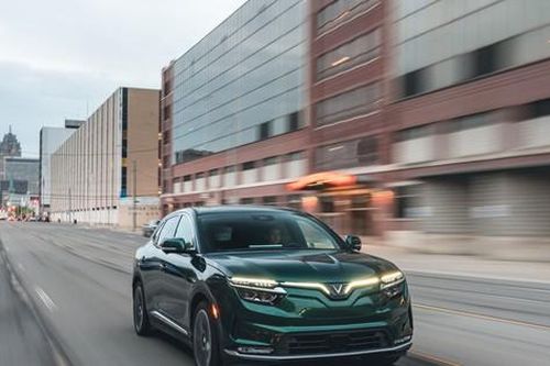 VinFast VF 8 xếp trên xe Mercedes-Benz và BMW ở bài kiểm tra hiệu suất