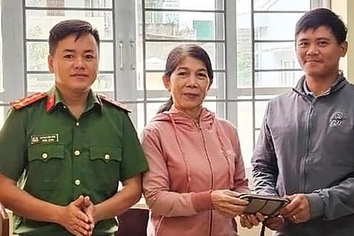 Người đàn ông nhặt được tiền, vàng mang trả lại người bị mất