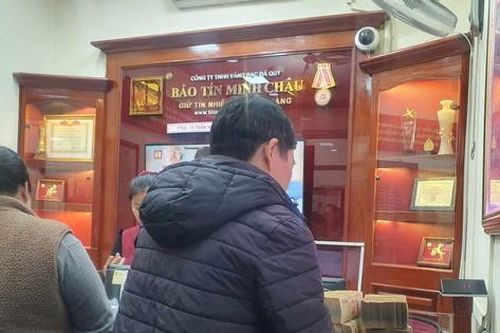 Vác tải tiền đi mua vàng, có người lãi trăm triệu trong chớp mắt
