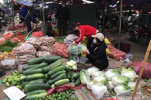 Nông sản chủ yếu bán ở chợ, 'sáng tươi chiều héo'