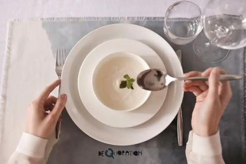 Cách ăn súp lịch sự trên bàn tiệc không phải ai cũng biết