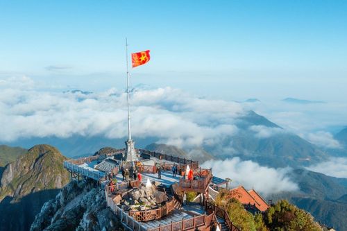 Băng giá xuất hiện trên đỉnh Fansipan