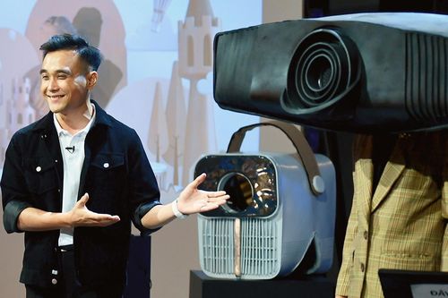 'Cá mập' Shark Tank giành giật startup máy chiếu Make in Viet Nam