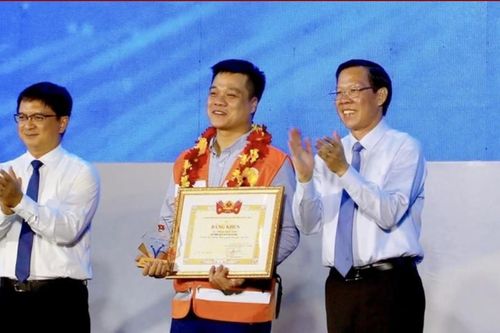 Chủ tịch nước tặng Huân chương Dũng cảm cho 'thủ lĩnh' nhóm cứu hộ FAS Angel
