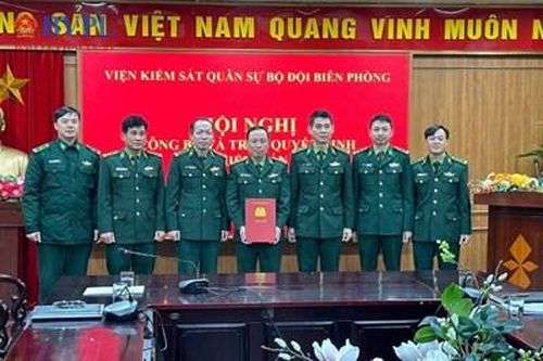 Trao quyết định bổ nhiệm lại chức vụ Viện trưởng VKSQS khu vực 1