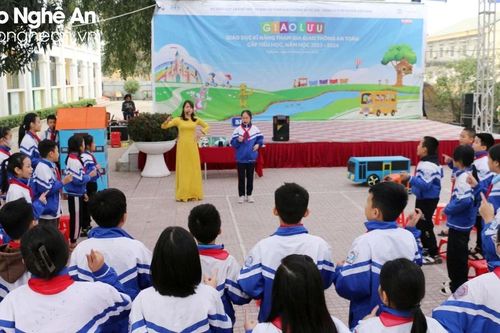 Hơn 200 giáo viên và học sinh tiểu học giao lưu 'Giáo dục kỹ năng tham gia giao thông an toàn'