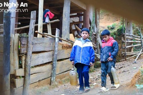 Gia cảnh đáng thương của hai bé trai người Khơ Mú
