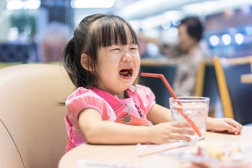 Phản ứng của bạn là gì nếu con nói: 'Mẹ ơi, lấy cho con ly nước?'
