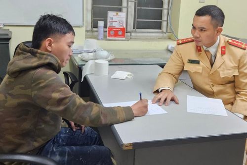 Bắt thanh niên giả làm tài xế công nghệ cướp giật điện thoại