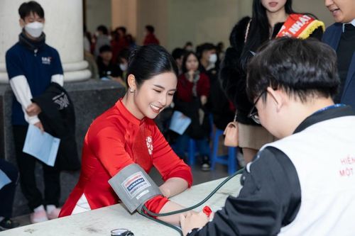 Hoa hậu Ngọc Hân lần thứ 10 đi hiến máu nhân đạo