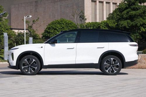 SUV dài hơn 5 mét, công suất 653 mã lực, nội thất sang chảnh, nhiều công nghệ hỗ trợ lái tiên tiến, giá hơn 1,6 tỷ đồng