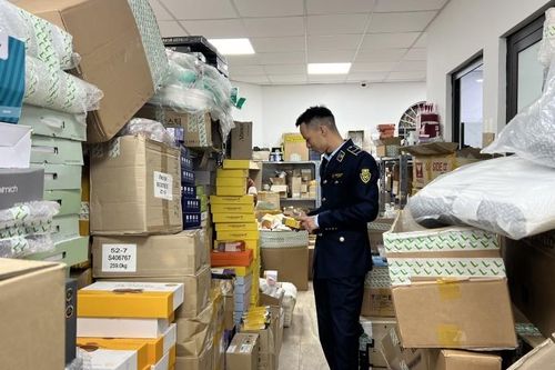 Lực lượng chức năng kiểm tra kho hàng của Mailystyle