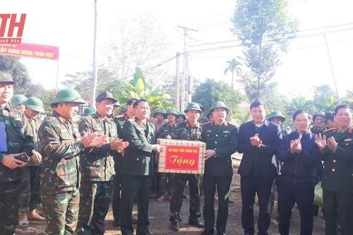 Thăm, động viên đơn vị hành quân dã ngoại làm công tác dân vận tại xã Thành Mỹ