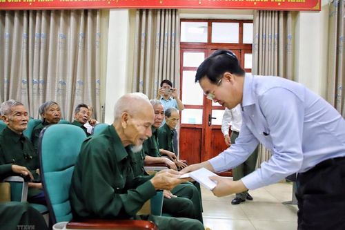 Chủ tịch nước ký quyết định tặng quà cho người có công dịp Tết