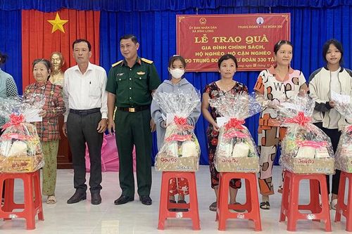 Tặng 100 phần quà cho gia đình chính sách, hộ nghèo, cận nghèo ở xã Bình Long