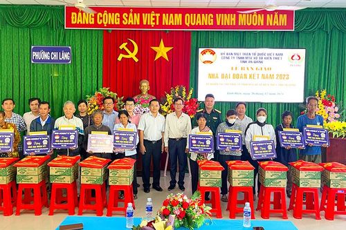 Bàn giao 40 căn nhà Đại đoàn kết cho hộ nghèo ở TX. Tịnh Biên