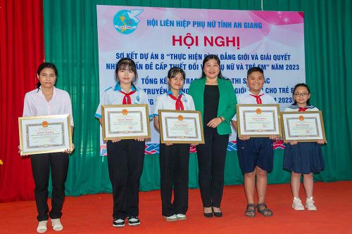 Sơ kết Dự án 8 'Thực hiện bình đẳng giới và giải quyết những vấn đề cấp thiết đối với phụ nữ và trẻ em' năm 2023