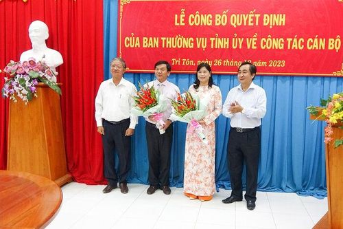 Ban Thường vụ Tỉnh ủy An Giang công bố quyết định điều động 2 cán bộ tại huyện Tri Tôn
