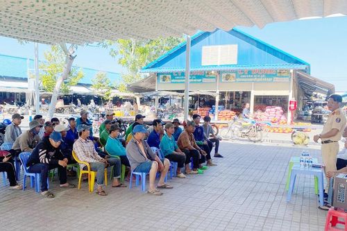 Công an TP. Châu Đốc tuyên truyền pháp luật an toàn giao thông cho tiểu thương chợ nông sản