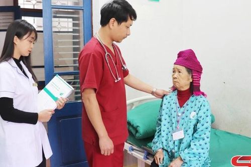Bệnh viện Y Dược cổ truyền tỉnh chăm sóc bệnh nhân cao tuổi