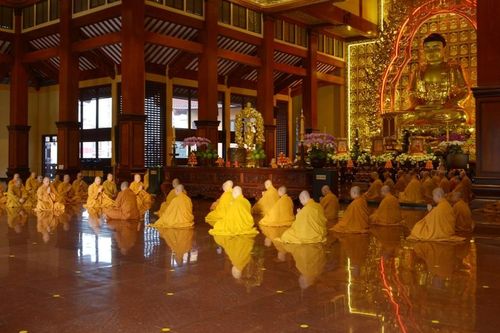 Chư Tăng GHPGVN TP.HCM Bố-tát, thính giới chung tại Việt Nam Quốc Tự