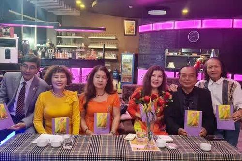 Ra mắt tác phẩm 'Người bước ra từ bức tranh Đà Lạt' tại thành phố ngàn hoa