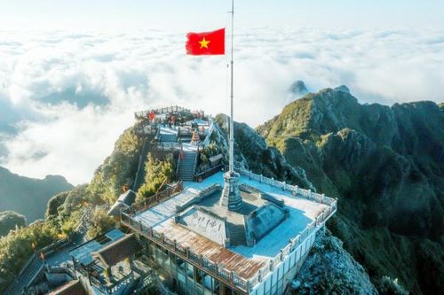 Nhiệt độ dưới 0 độ C, băng giá trắng xóa đỉnh Fansipan