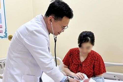 Đi khám thai định kỳ, bất ngờ sinh con trên xe hơi