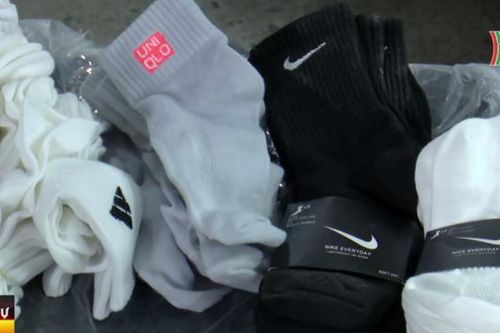 Triệt phá xưởng sản xuất tất 'Nike' giả