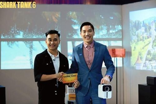 'Phải lòng' máy chiếu mini BeeCube, Shark Minh Beta rút Golden Ticket đầu tiên tại Shark Tank Việt Nam mùa 6, thưởng nóng startup 100 triệu đồng để ra độc quyền ra deal
