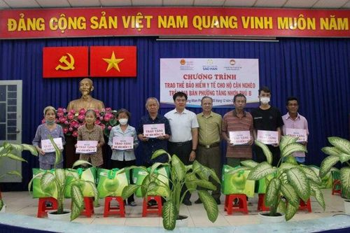 Tặng 300 thẻ Bảo hiểm y tế cho gia đình khó khăn ở TP.HCM