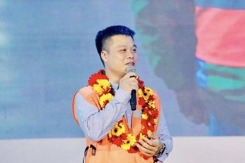 Tặng thưởng Huân chương Dũng cảm cho 'thủ lĩnh' nhóm cứu hộ FAS Angel