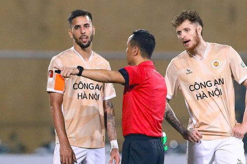 Tiền đạo CLB Công an Hà Nội đánh nguội đối thủ, trọng tài 'check VAR' cho thẻ đỏ