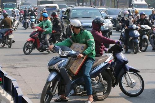 Thí điểm phân làn mới ở Ngã Tư Sở, giao thông lộn xộn, người dân 'thi nhau' chạy ngược chiều