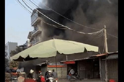 Cháy lớn cạnh chợ nông sản phường Văn Quán, Hà Đông
