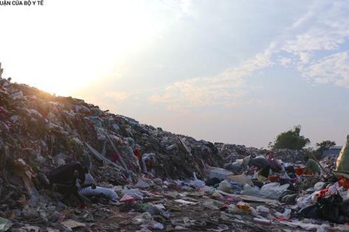 Hàng nghìn tấn rác thải tự phát 'bủa vây' người dân tại Hà Nội