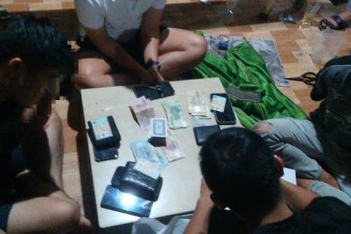Bắt quả tang 4 thanh niên vào chòi đánh bạc